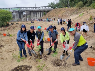 企業員工眷屬共同參與植樹過程(新竹林區管理處提供) (3)